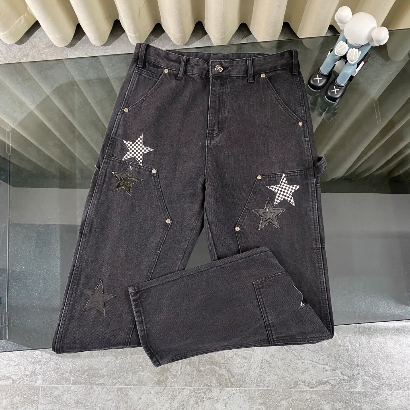 P270 Chrome hearts Chrome hearts Miami limited edition star black work jeans logging pants Chrome hearts city limited jeans Hardware customization Original development vintage levis American-made 501 black and gray base version Levi's American-made 501 base version Imported sheepskin 925 silver jewelry remake [Top heavy industry fashion design] Consistently high-street luxury style. Speaking of this style, the Zangyin family and GU family are definitely the leading representative brands. Especially the Zangyin family has really achieved a state-of-the-art effect in creating high-street style. The unique washed material is used to create this style. The color system is already quite eye-catching. After it is decorated with patchwork cross flowers, it cleverly highlights the charm of the brand. Secondly, this style uses classic The high-waist cutting design highlights the long legs and fashionable temperament of the upper body. The brand is highly recognizable and the slim fit configuration is more suitable for daily wear. It is a product that interprets personality, fashion, and specifications at a glance. This single product is enough to make any fan excited. It can be a white T-shirt for a youthful college style, or a tight suspender for a royal style. It has strong matching ability and can be easily controlled by men.  [Materials and craftsmanship] Needless to say, this point goes without saying. As an excellent craftsman brand, Zangyin’s requirements for details and craftsmanship are really perfect. The washed color of this model has gone through so many processes, not to mention the embellishment of denim appliques. It is also purely hand-made and sewn. Just like what they believe in, only hand-made things have soul and have the meaning of wear. A top-notch heavy-duty fashionable denim item, I look forward to your perfect interpretation! ! Color: black Size: 30-36